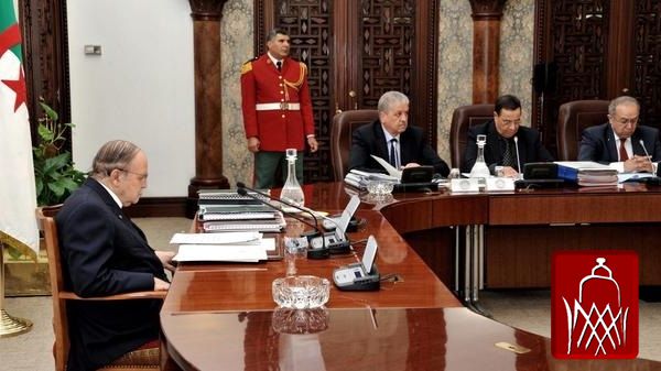 
Из-за падения цен на нефть дефицит бюджета Алжира составит более 40 миллиардов евро