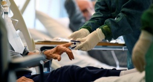 Кувейт начинает собирать плазму у выздоравливающих для лечения зараженных коронавирусом